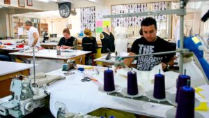 Baja la producción en industria manufacturera de México en marzo 2026; textiles y electrónica, los más afectados