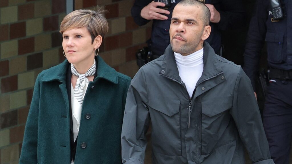 Dani Alves compareció para realizar los trámites para recuperar sus pasaportes tras su absolución en e l caso de violación.