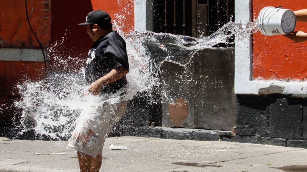 Si desperdicias agua en Sábado de Gloria, pagarás multa.