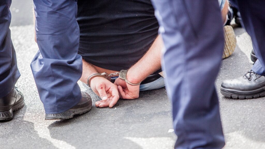 detienen-a-sujeto-por-presunto-acoso-a-una-menor-en-azcapotzalco-video-muestra-como-trato-de-abrazarla