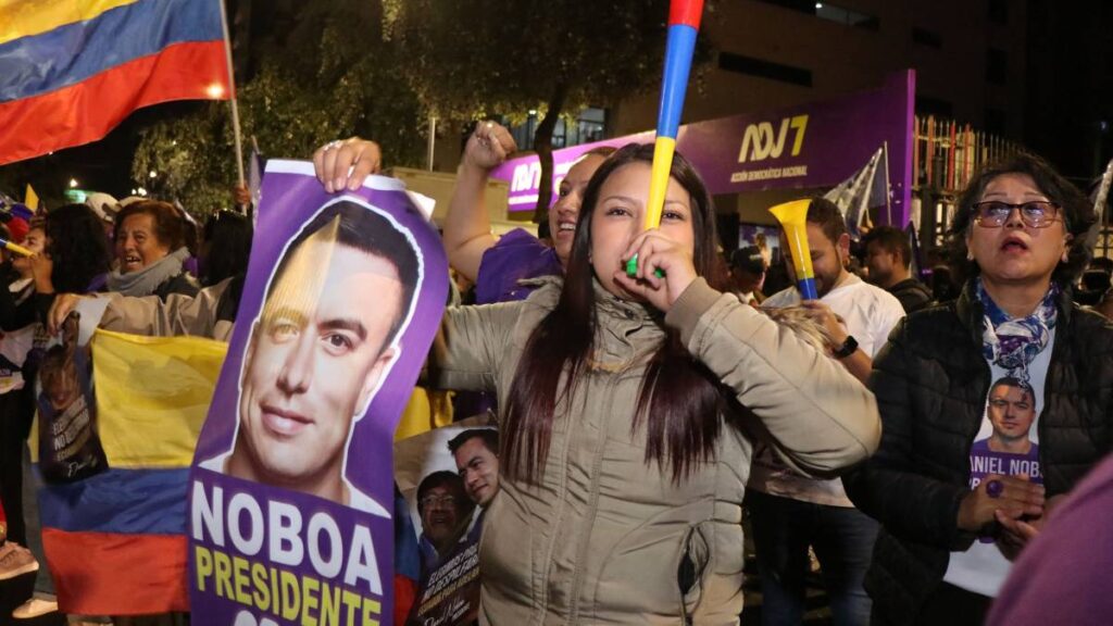 Noboa aventaja en el balotaje en Ecuador con el 76% escrutado