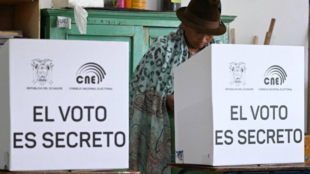 Ecuatorianos votan este domingo.