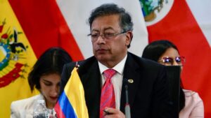 Gustavo Petro, presidente de Colombia, anuncia aumento histórico del salario mínimo