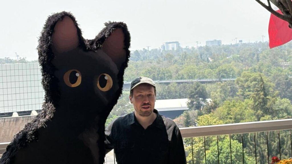 El director de “Flow”, Gints Zilbalodis, celebra el poder del cine independiente en el Zócalo capitalino