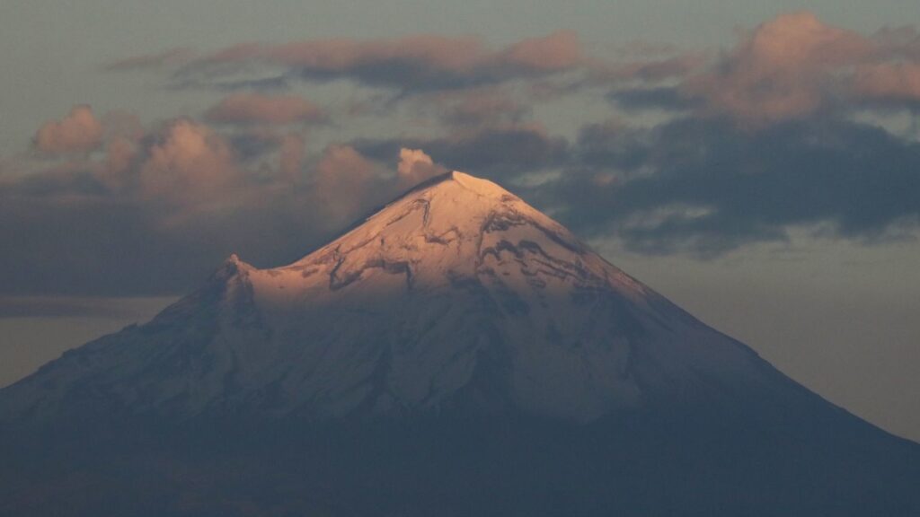 fotografo-captura-imagen-del-crater-del-popocatepetl-se-alcanza-a-ver-lava-al-interior