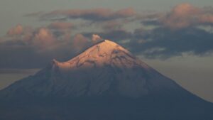Fotógrafo captura imagen del cráter del Popocatépetl; se alcanza a ver lava al interior