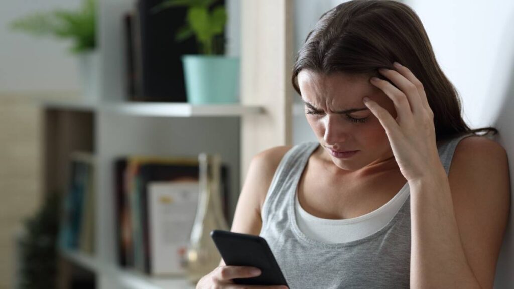 ¡Fraude masivo! Descubren granjas de iPhone usadas para smishing; así engañan a víctimas