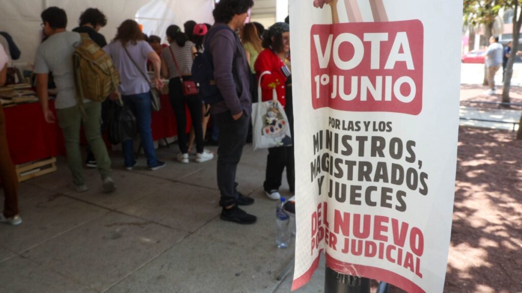 Irrumpen con golpes y sillazos asamblea sobre la elección judicial en Apatzingán