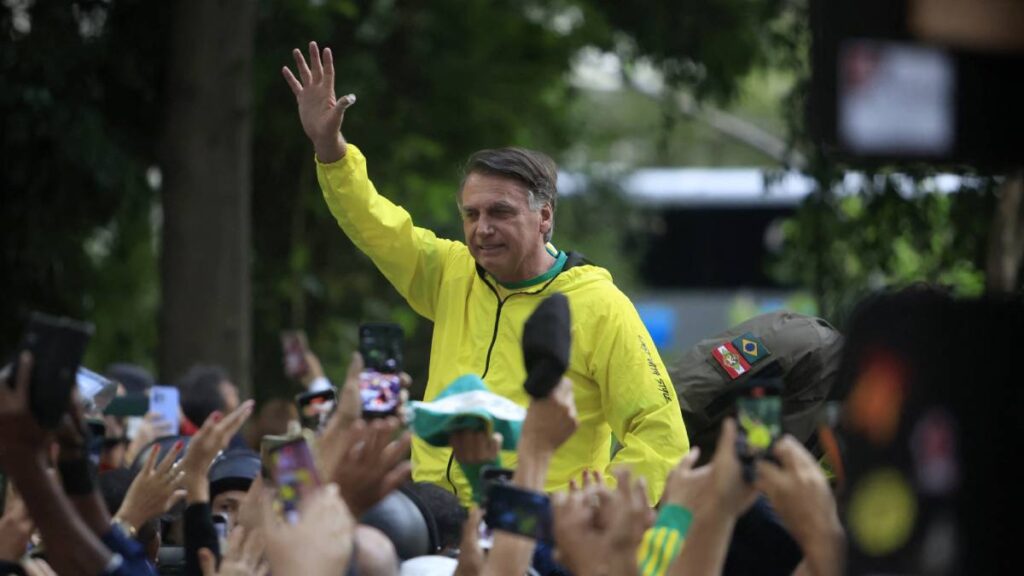 Expresidente Bolsonaro es operado en Brasilia.