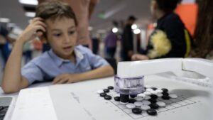 ¿Sabías que Borges jugaba al Go? Ahora un robot lo enseña en Argentina