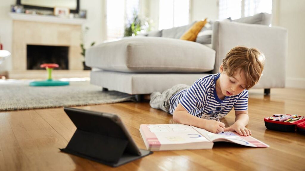 ¿Pantallas o papel? Pediatra revela qué es mejor para la lectura en niños