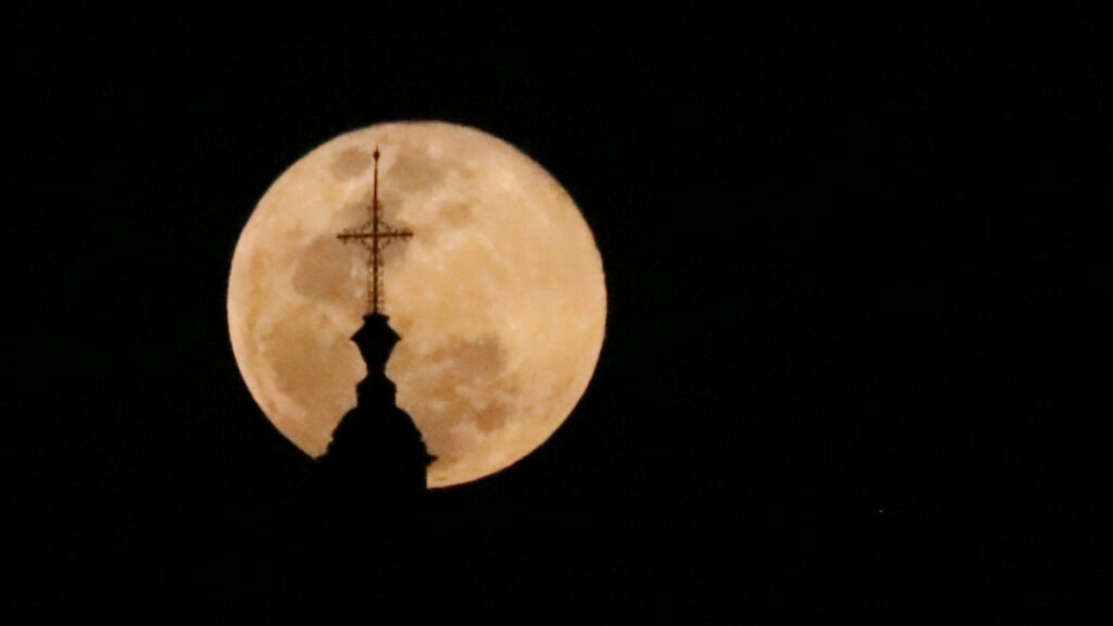 La sincronía lunar que siempre pasa en Semana Santa