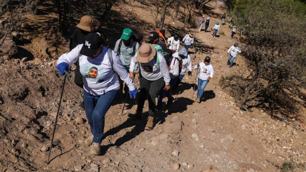 Tras hallazgo de madres buscadoras, catean rancho La Rosita.