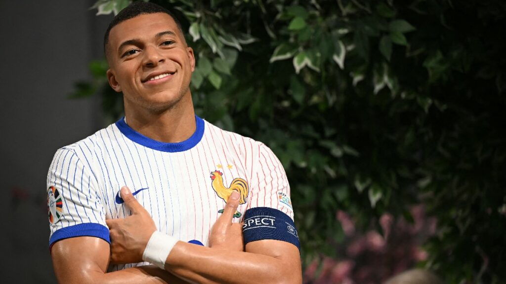 El famoso museo Madame Tussauds de Londres presentó la figura de cera del jugador francés Kylian Mbappé.