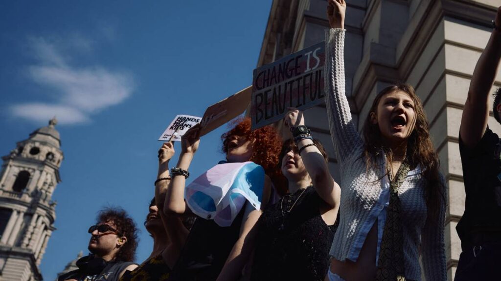 Baños femeninos no son para mujeres trans: regulador británico.