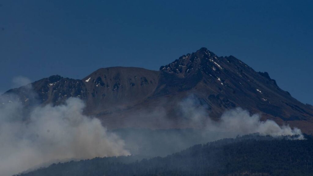 Incendio en faldas del Nevado de Toluca restringe acceso.