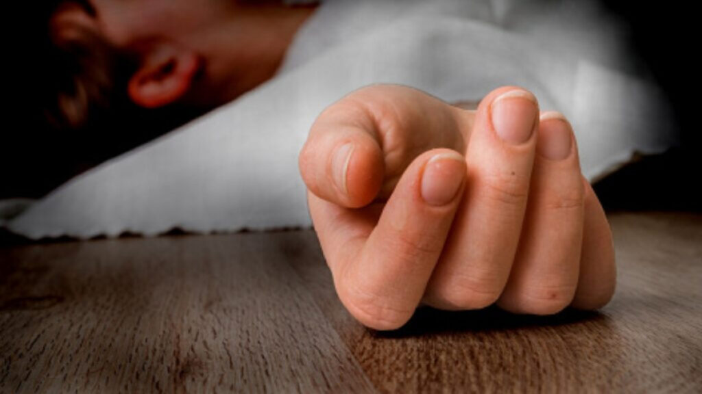 ¿Secuestro? Niña llora por su mamá en Colima, pero adultos dicen ser sus papás