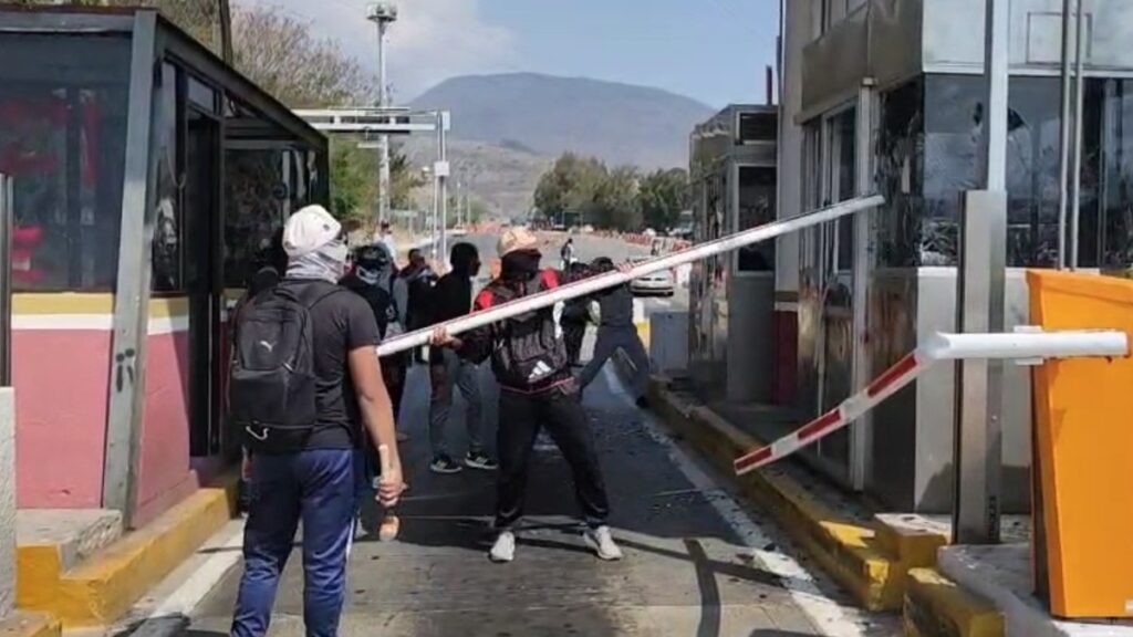 Normalistas de Ayotzinapa toman caseta de Palo Blanco y causan destrozos con petardos