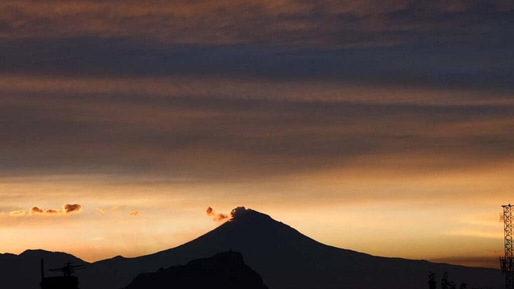 ovnis-satelites-o-aviones-captan-varios-objetos-luminosos-alrededor-del-volcan-popocatepetl