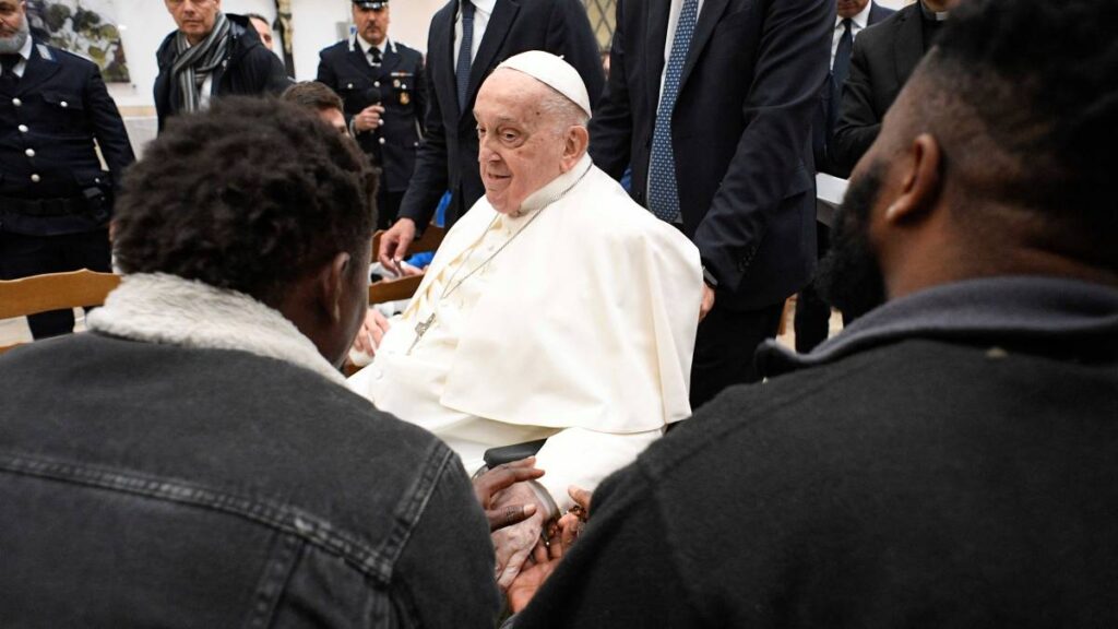 Papa Francisco sorprende con emotiva visita a reclusos en Roma