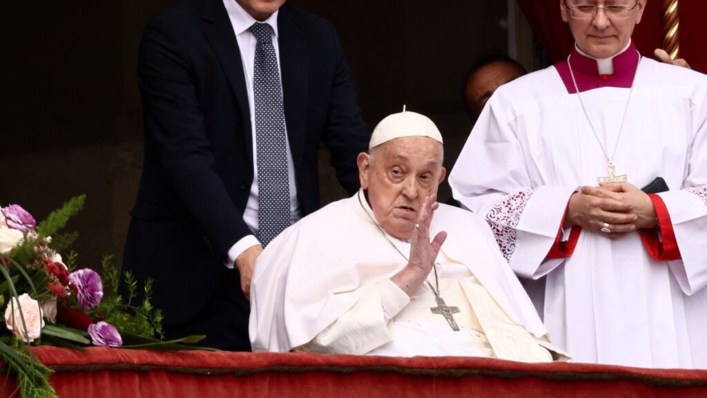 Papa Francisco da la bendición Urbi et Orbi desde el balcón de la Basílica de San Pedro