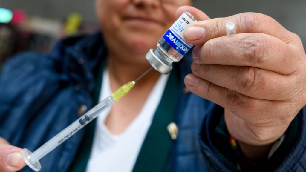 Por brote de sarampión en el país, inicia campaña de vacunación tripleviral en AICM