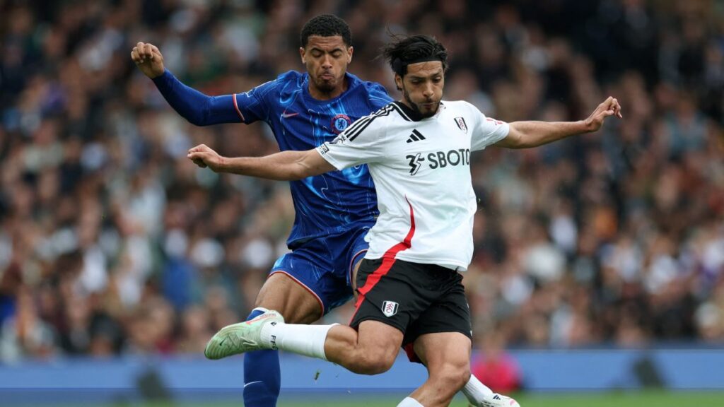 Raúl Jiménez y el Fulham dejan escapar el triunfo en el derbi ante el Chelsea