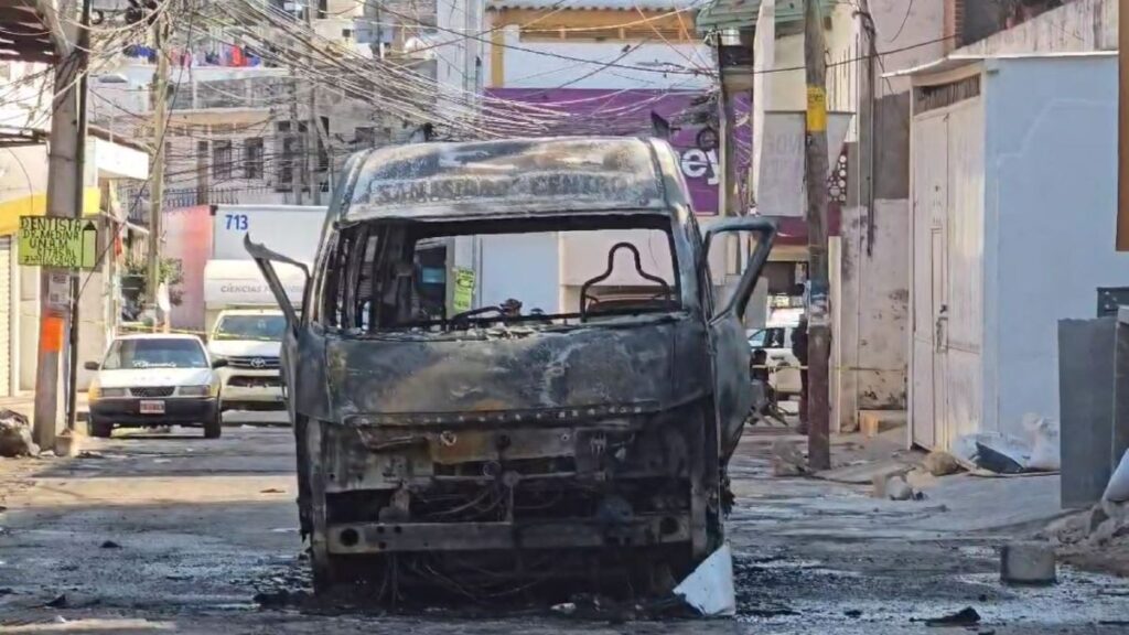 Roban e incendian urvan de transporte público en pleno centro de Acapulco, Guerrero