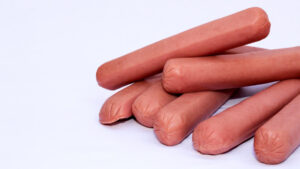 ¿Por qué las salchichas se ponen pegajosas y qué tan recomendable es comerlas así?