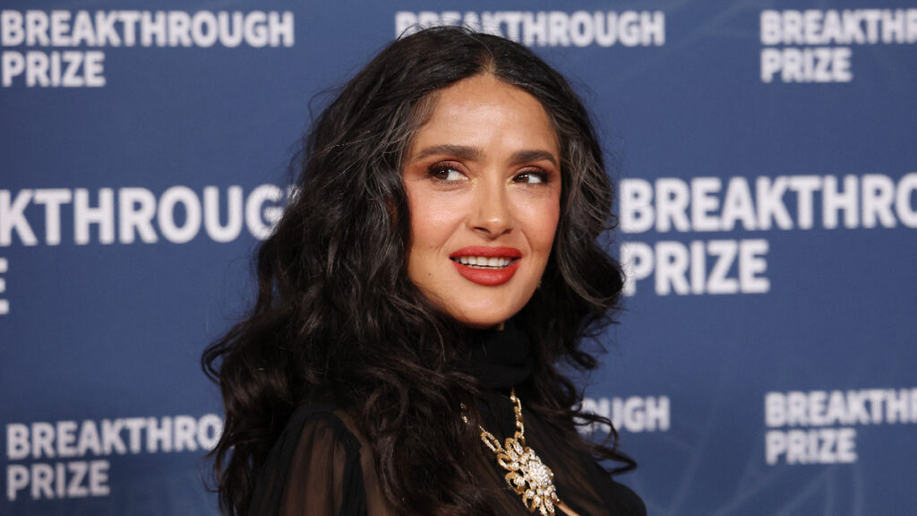 Salma Hayek sale en defensa de los migrantes latinos en Estados Unidos