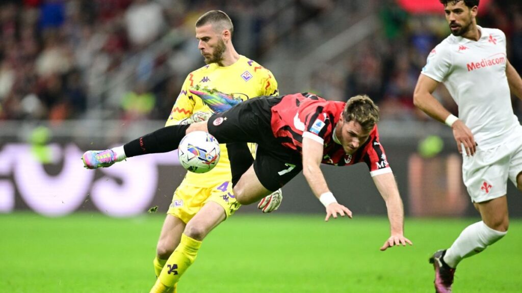 Santi Giménez sale lesionado y el Milan sigue sin ganar tras caer ante la Fiorentina