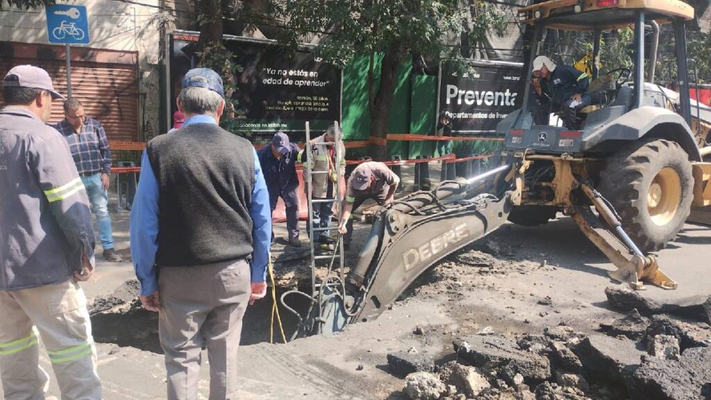 se-forma-socavon-de-3-metros-de-diametro-en-la-cuauhtemoc-se-trabaja-para-repararlo