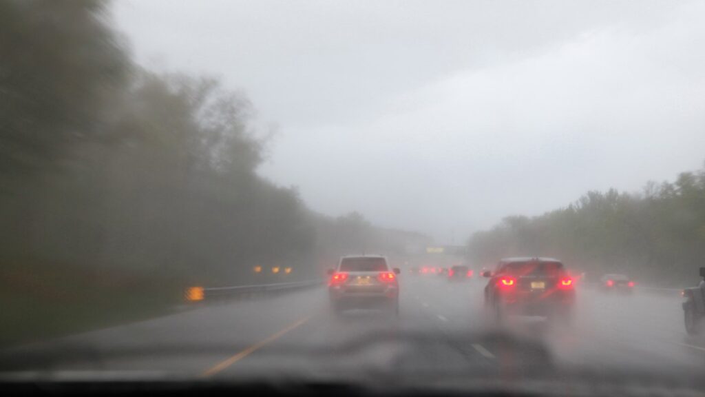 La señal P33 alerta sobre neblina en el camino