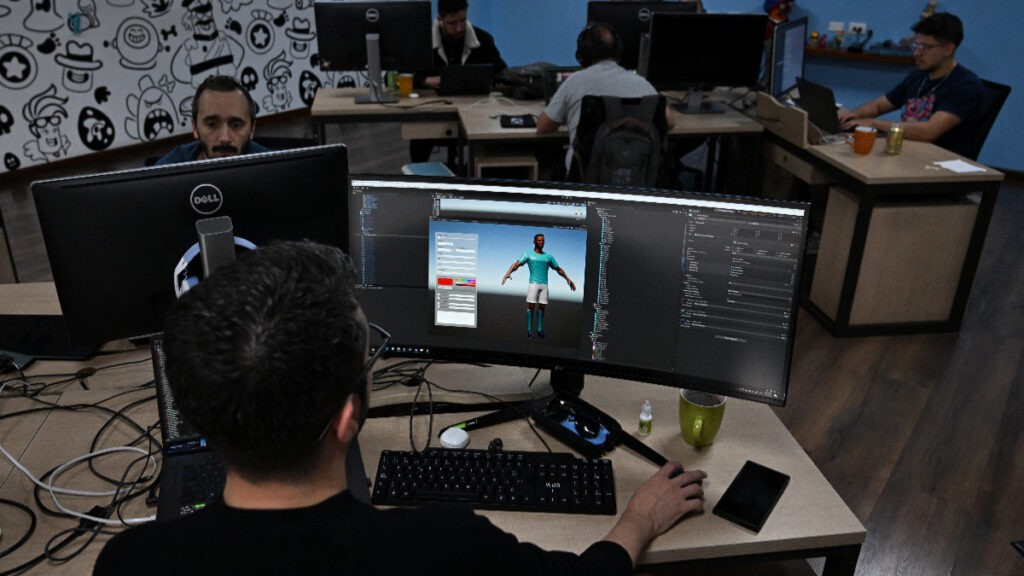 FIFA lanza juego para celulares con Messi y CR7 como superhéroes