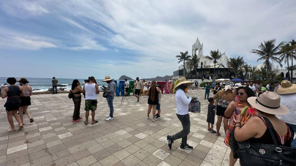 Turistas y sinaloenses en playas.