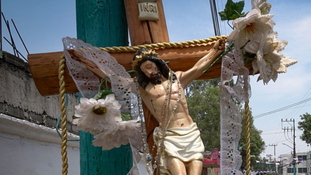 Cruz formada en el cielo impacta y detiene viacrucis en Tejupilco