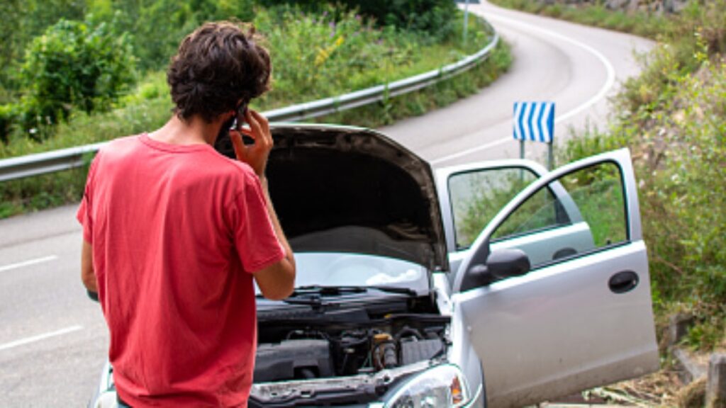 Si tu auto se descompone durante un viaje por carretera, no entres en pánico. Te compartimos tips básicos para actuar con calma y seguridad.