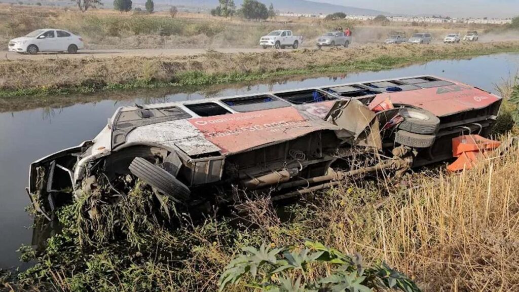 Imágenes de aparatosa volcadura de transporte público en Bulevar 2000