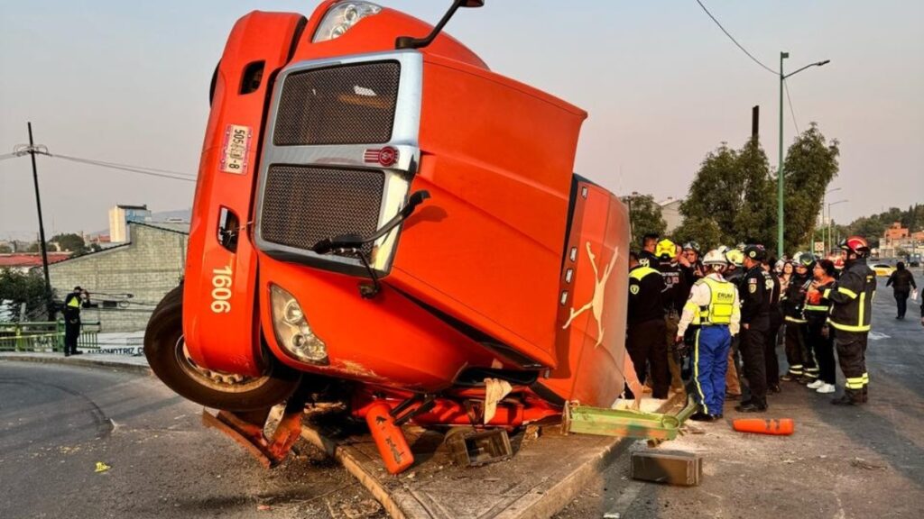 Vuelca tráiler con harina sobre Avenida Ceylán, en Azcapotzalco