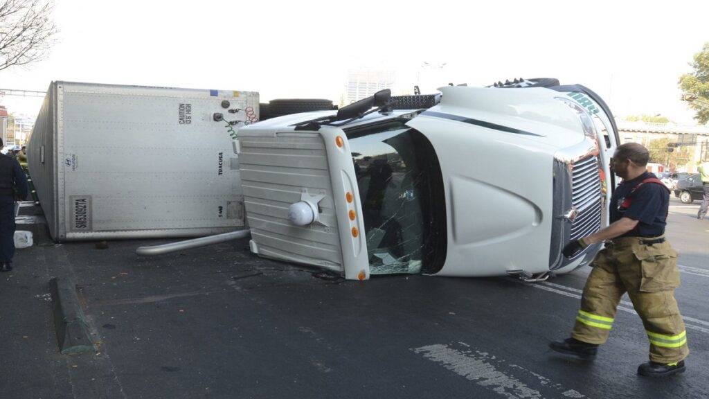 vuelca-trailer-en-la-autopista-cuernavaca-acapulco-hay-cierre-parcial-a-la-circulacion