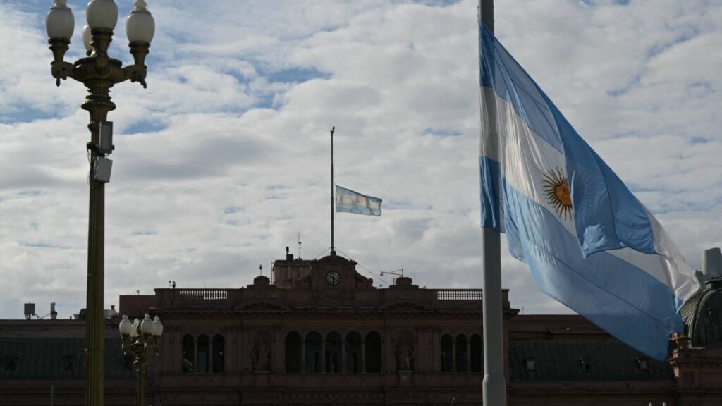 Argentina endurece reglas a migrantes