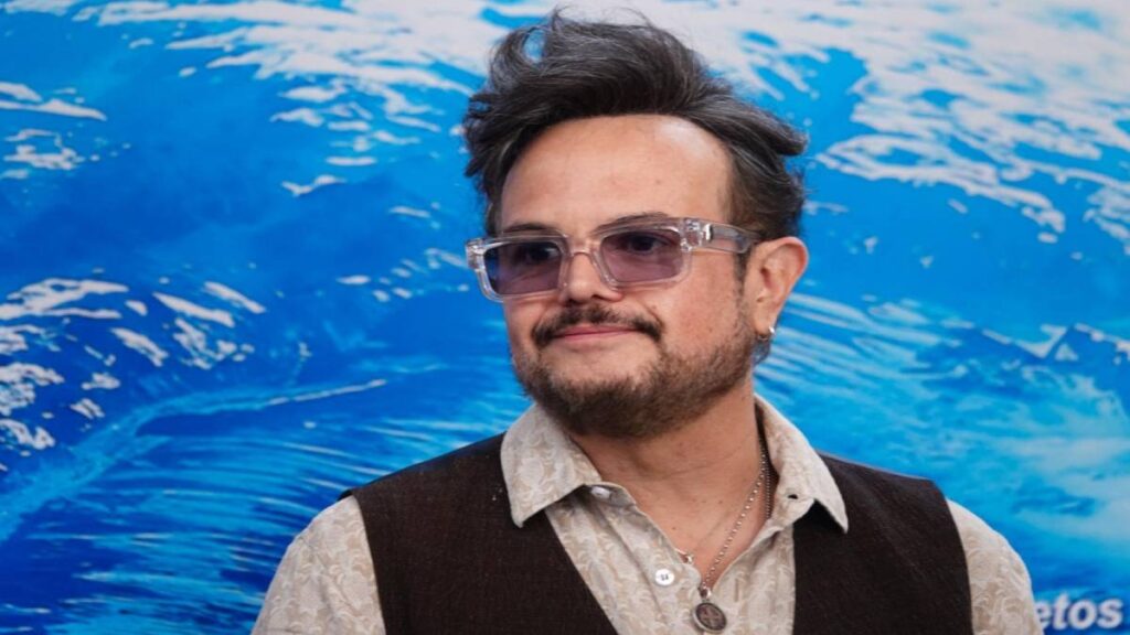 Alex Syntek responde a críticas sobre Shakira; y revela por qué borró su foto con la colombiana