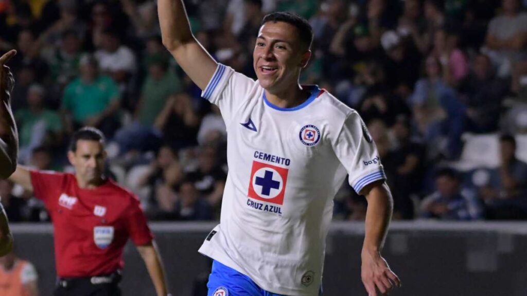 Cruz Azul pone un pie en las semifinales tras vencer al León en duelo de ida de los cuartos de final