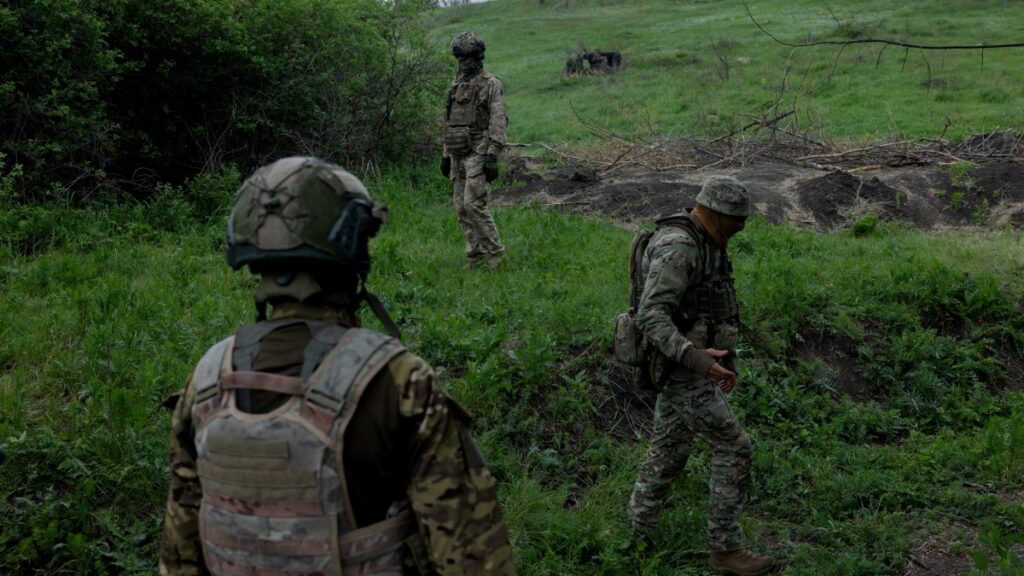 Aplaude Trump llamado de Putin a Ucrania para negociar la paz; Macron lo ve con reservas