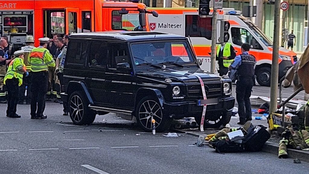 Varias personas resultaron lesionadas luego de que un coche atropellara a una multitud en Stuttgart, al sur de Alemania, según las autoridades.