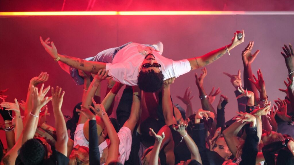 Tras un abrumador sold out, el “Conejo Malo” anuncia dos conciertos adicionales en el Estadio GNP Seguros como parte de su gira “DeBí TiRAR MáS FOToS”.