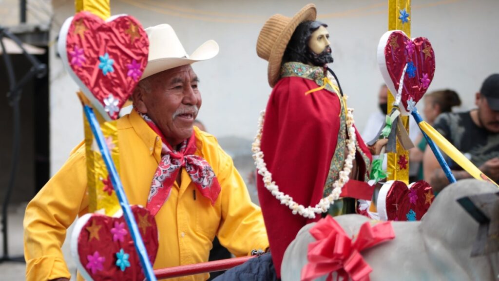 Bajo el granizo, veneran a San Isidro Labrador con paseo de la agricultura en Toluca