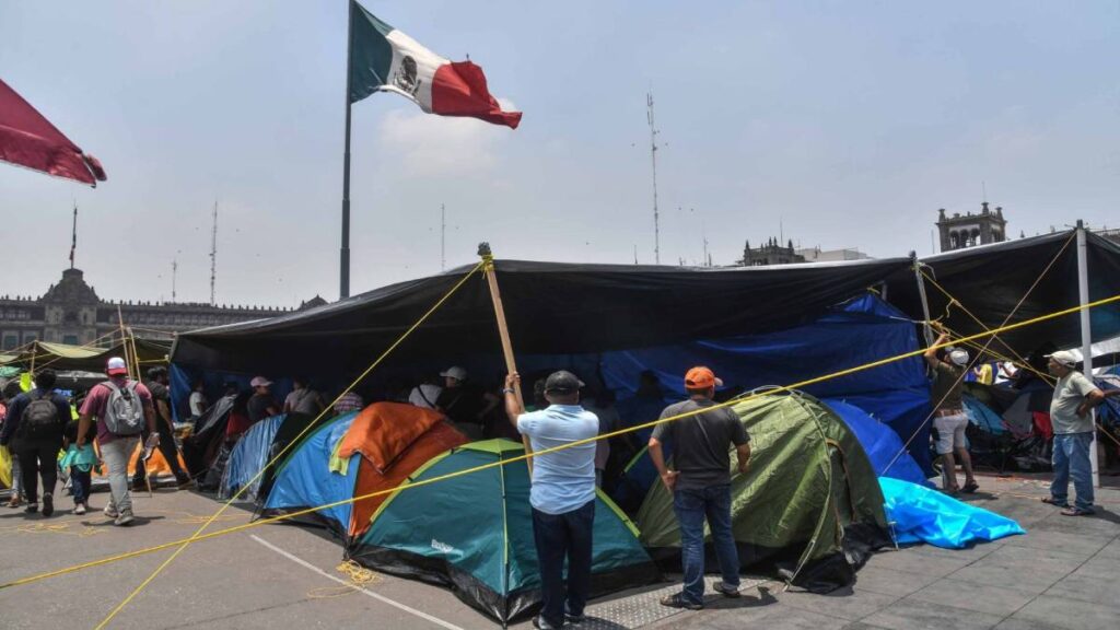 Plantón de CNTE impide llegada de trabajadores a empresas