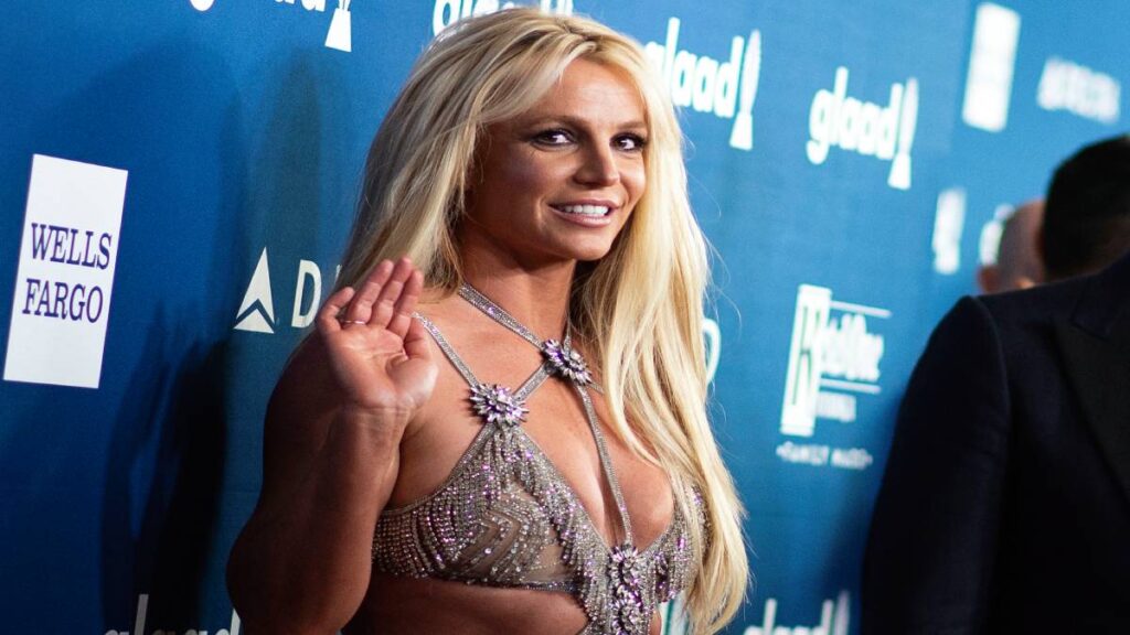 Oops... Britney Spears pide disculpas por fumar en un avión