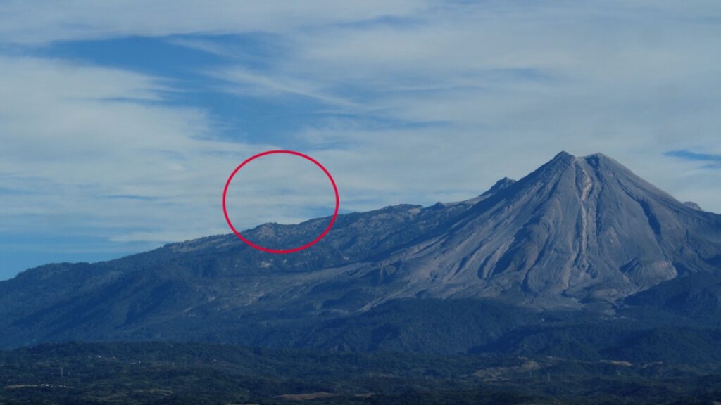 Captan Luces Saliendo Del Volcan De Colima